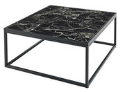 Moderner Couchtisch mit schwarzer Marmoroptik und Metallrahmen, seitliche Perspektive