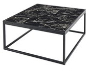Moderner Couchtisch mit schwarzer Marmoroptik und Metallrahmen, seitliche Perspektive