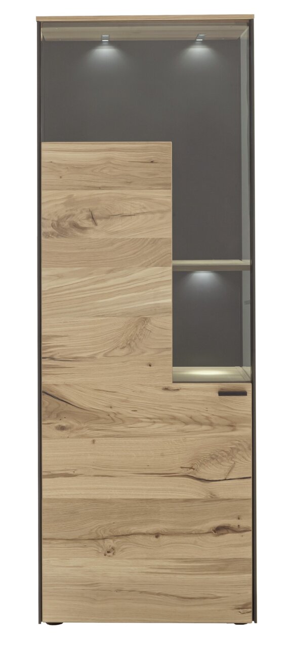 Frontansicht der Schöner Wohnen Vitrine ANDRA mit Holzoptik und Glaselementen, beleuchtet.