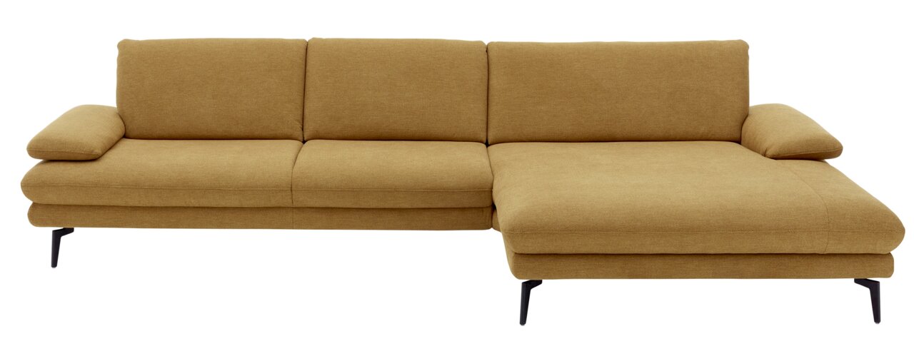 Braune Longchairkombination mit drei Sitzplätzen und einer Chaiselongue, frontal betrachtet.