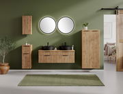 Modernes Waschtisch-Set mit zwei runden Spiegeln, schwarzem Waschbecken und Holzverkleidung, frontal betrachtet.