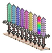 Mehrere Minecraft-Diamantschwerter in verschiedenen Farben (u. a. Grün, Blau, Lila, Pink, Gelb, Regenbogen) auf Sockeln in schräger Reihenaufstellung, perspektivisch aus leicht erhöhter Frontansicht.