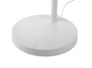 Nahaufnahme der Basis einer weißen Stehleuchte mit Kabel, perspektivisch von oben betrachtet.
