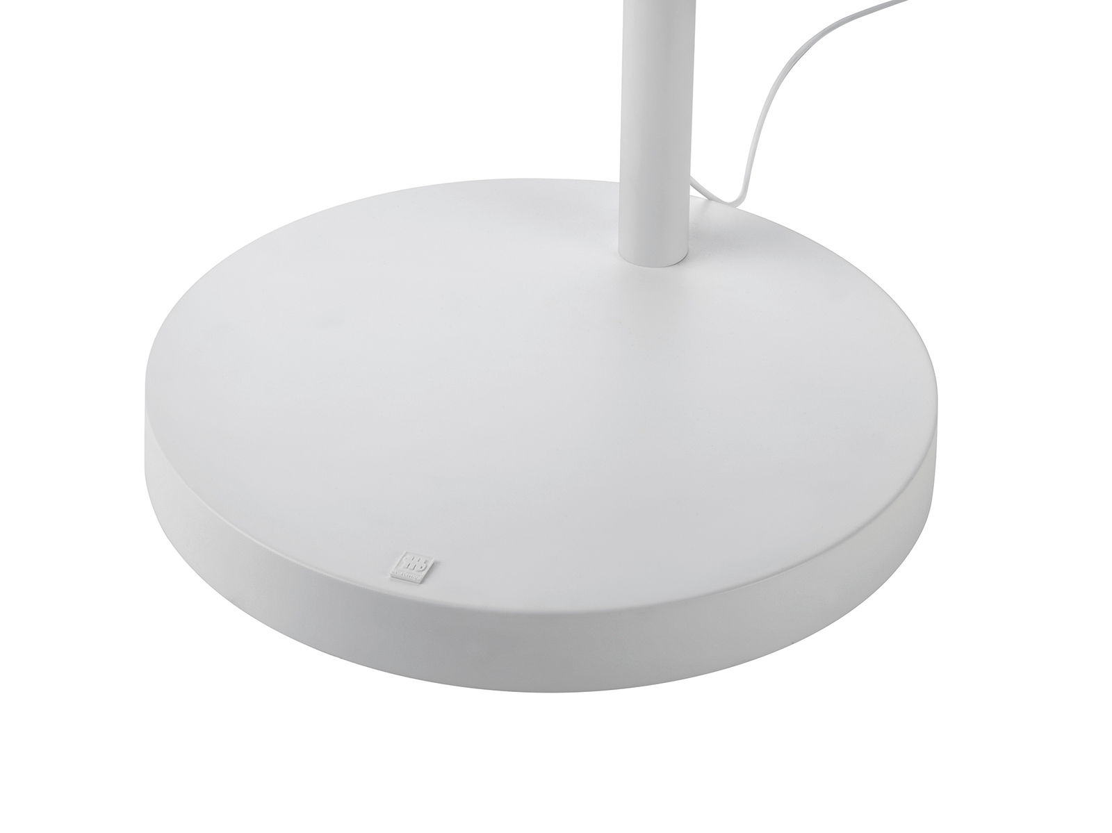 Nahaufnahme der Basis einer weißen Stehleuchte mit Kabel, perspektivisch von oben betrachtet.