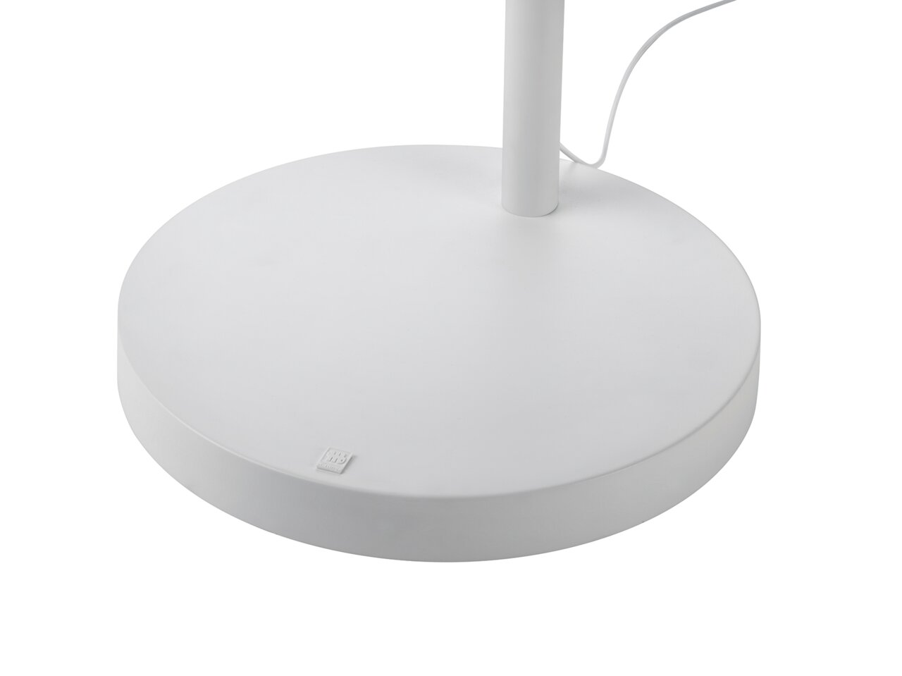 Close-up van de voet van een witte staande lamp met snoer, in perspectief van bovenaf gezien.