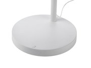 Close-up van de voet van een witte staande lamp met snoer, in perspectief van bovenaf gezien.