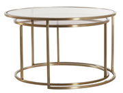 Runder Couchtisch im Set aus zwei Tischen mit goldfarbenem Metallrahmen und Glasplatte, seitliche Perspektive