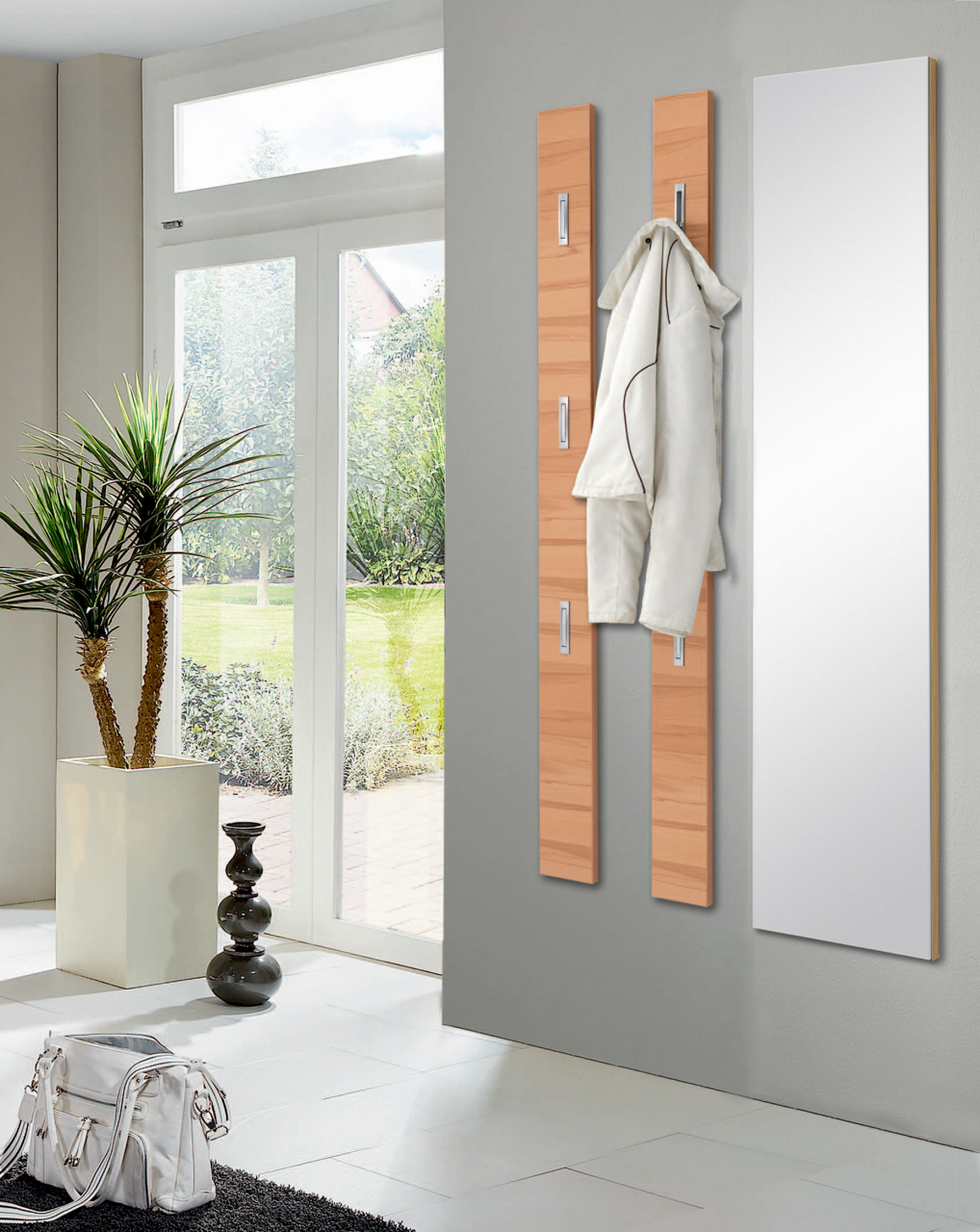 VOSS Spiegel SOLO Garderobenpaneel und Spiegel in modernem Wohnraum, seitliche Perspektive