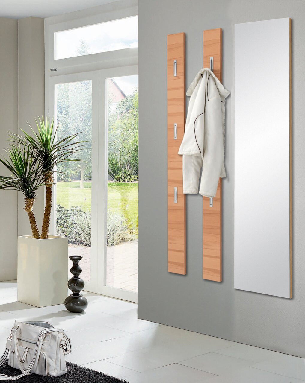 VOSS Garderobenpaneel SOLO Garderobenpaneel und Spiegel in modernem Wohnraum, seitliche Perspektive