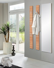 Garderobenpaneel und Spiegel in modernem Wohnraum, seitliche Perspektive