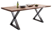Moderner Esstisch mit Holzplatte und Metallbeinen in X-Form, seitliche Perspektive