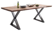 Moderner Esstisch mit Holzplatte und Metallbeinen in X-Form, seitliche Perspektive