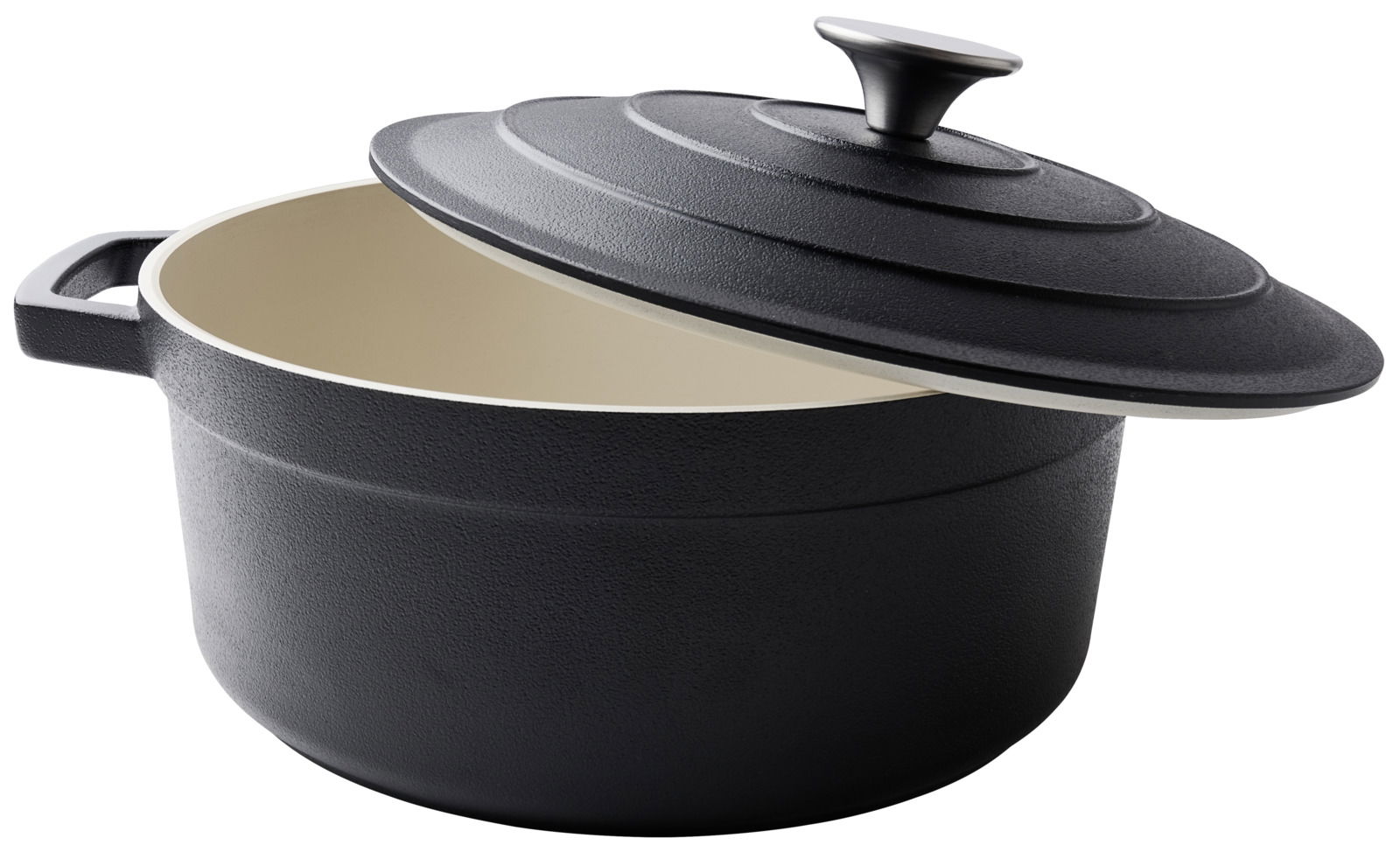 Schwarzer Kochtopf aus Gusseisen mit Deckel, leicht geöffnet, seitliche Perspektive