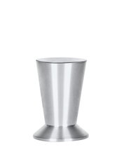 Metallischer Möbelbein in konischer Form, frontal fotografiert