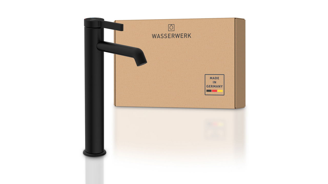 Schwarze Waschtischarmatur in Seitenansicht vor Verpackung mit Aufschrift 'Wasserwerk' und 'Made in Germany'.