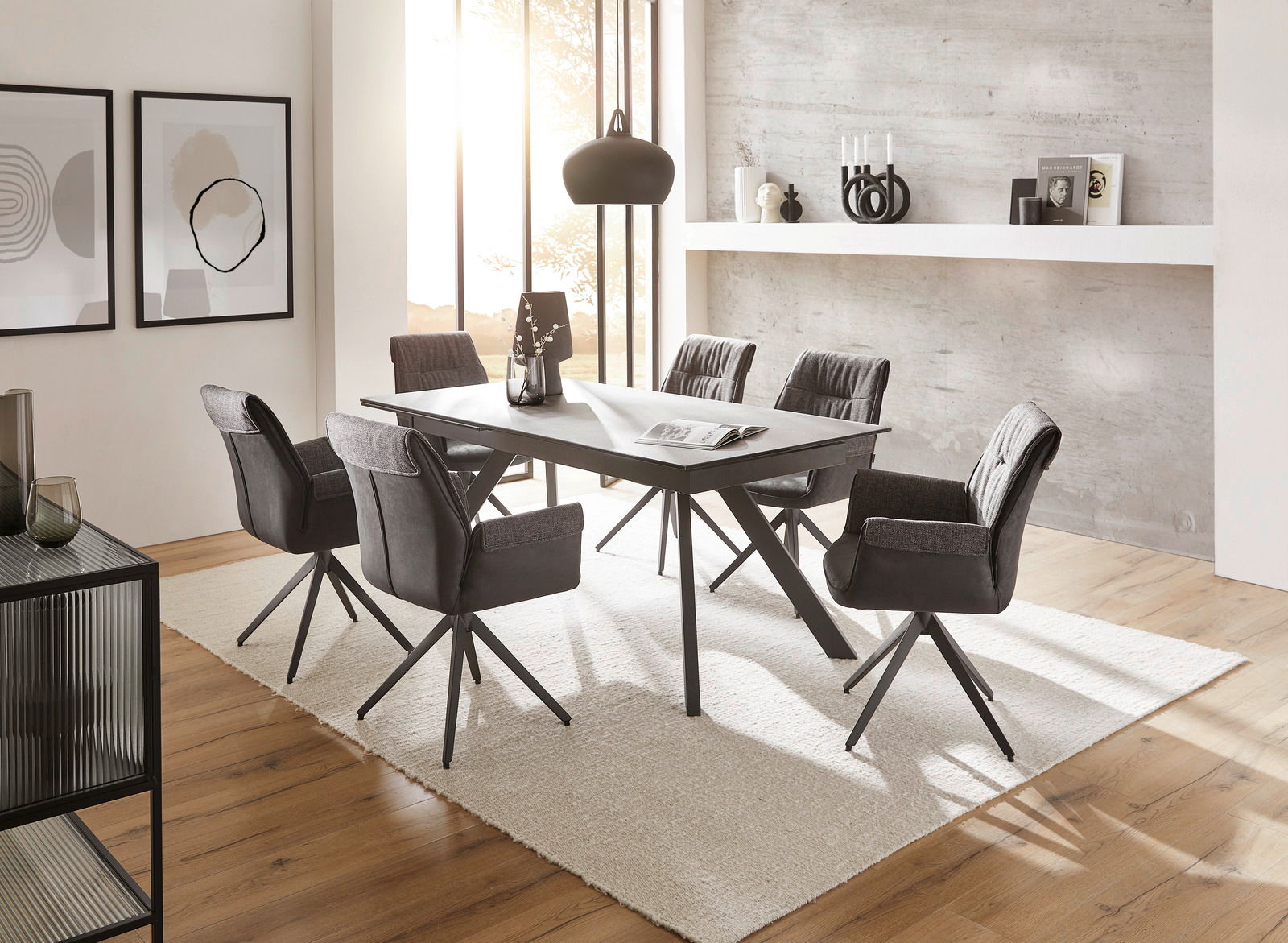 Moderner Esstisch mit sechs gepolsterten Stühlen in einem stilvollen Esszimmer, seitliche Perspektive.