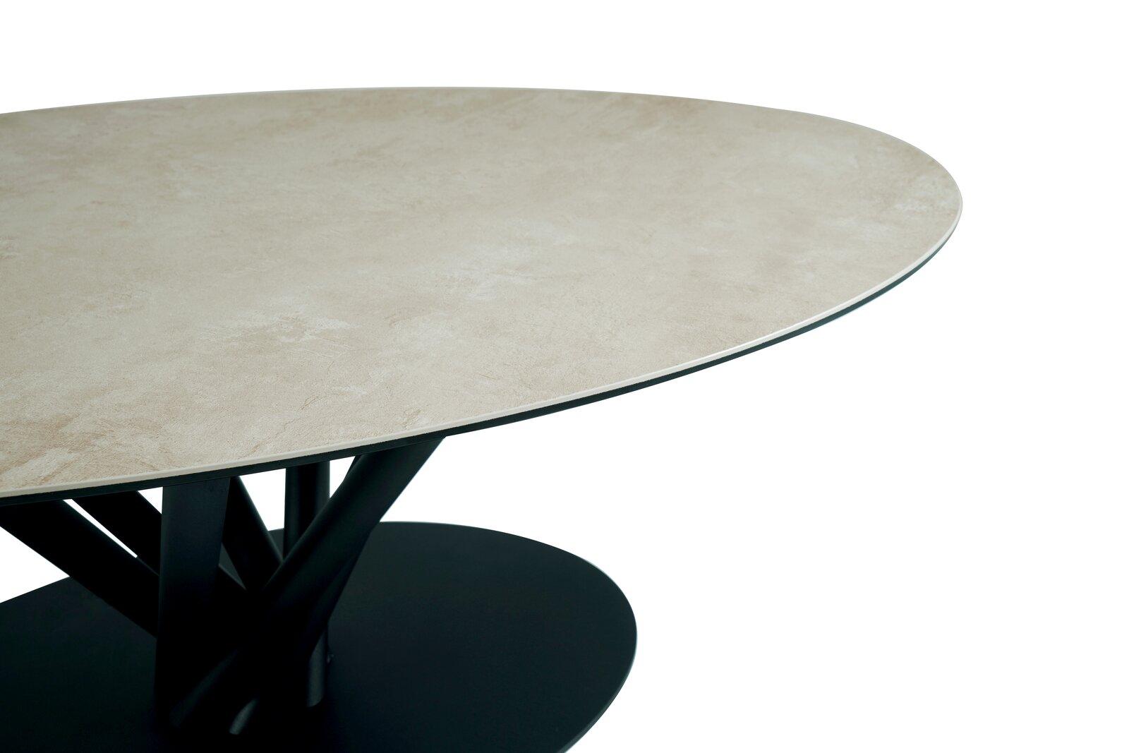 Moderner Couchtisch mit ovaler, beiger Tischplatte und schwarzem, skulpturalem Untergestell, seitliche Perspektive