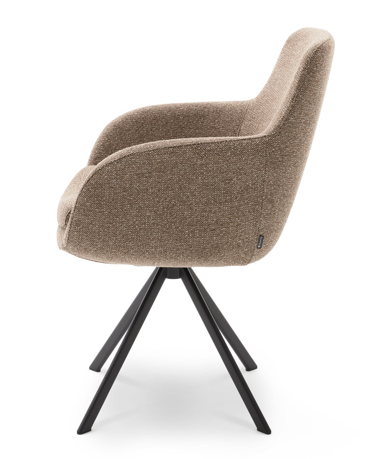 Zijaanzicht van een moderne fauteuil met bruine stoffen bekleding en een zwart metalen frame.