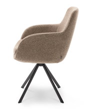 Zijaanzicht van een moderne fauteuil met bruine stoffen bekleding en een zwart metalen frame.