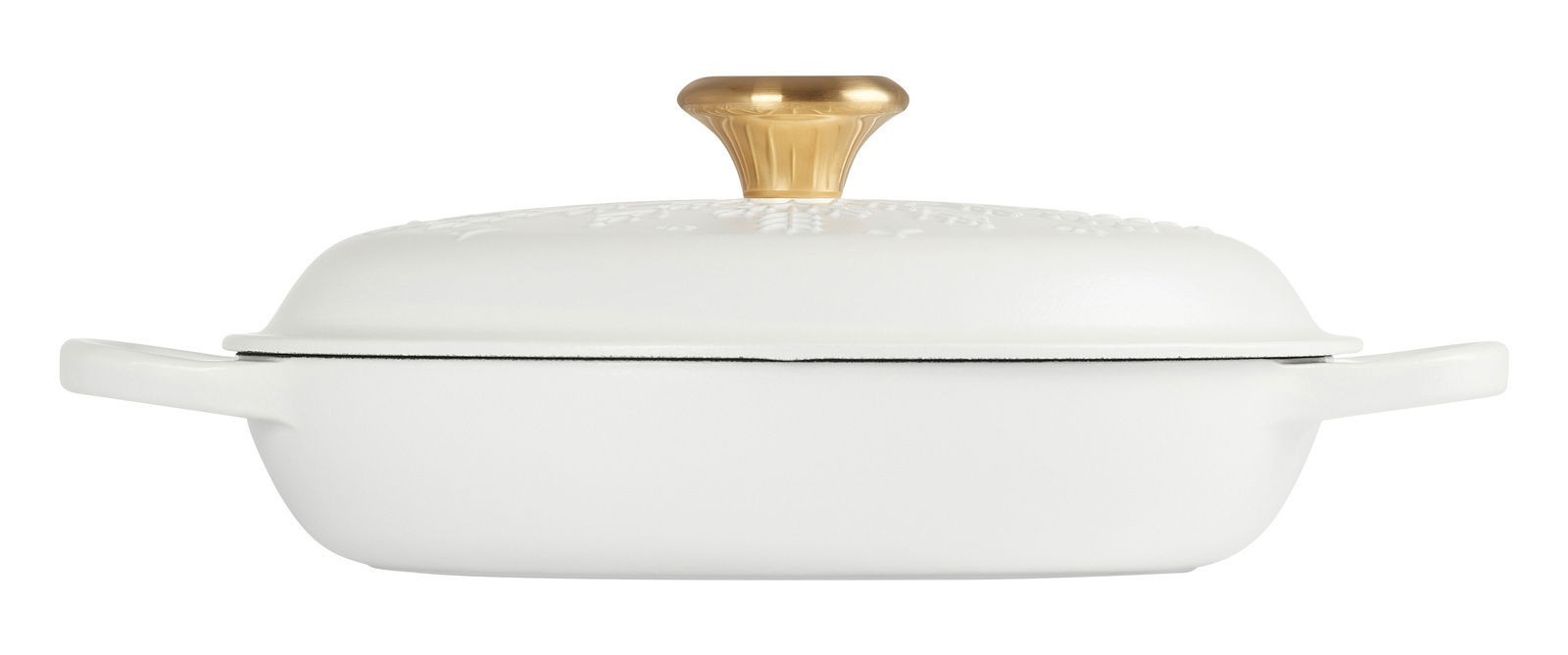 Seitliche Ansicht eines weißen Gourmet Profitopfs mit goldfarbenem Knauf und zwei Griffen.