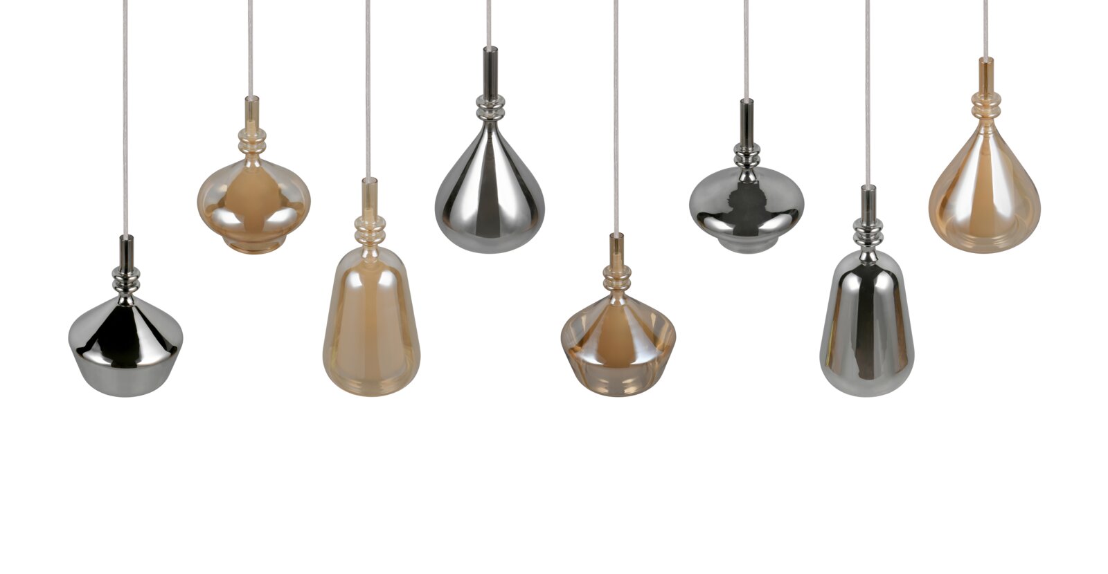 Set aus sieben hängenden Glas-Pendelleuchten in Tropfen- und Kugelformen, teils spiegelnd silber, teils bernsteinfarben, vor weißem Hintergrund, Frontansicht.