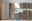 Moderner Spiegelschrank in Holz- und Grautönen, frontal fotografiert, Teil eines stilvollen Badezimmersetups.