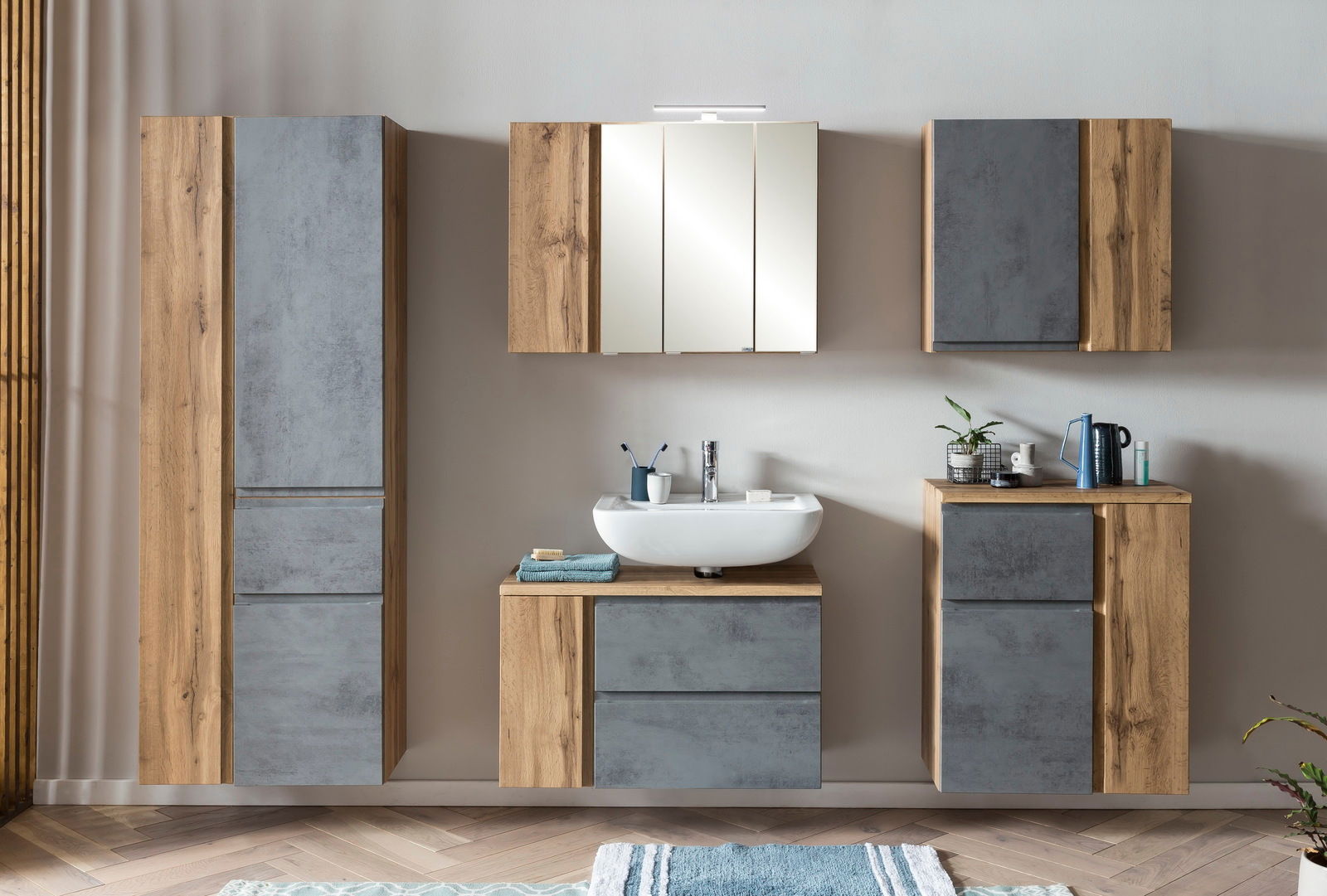 Moderner Spiegelschrank in Holz- und Grautönen, frontal fotografiert, Teil eines stilvollen Badezimmersetups.