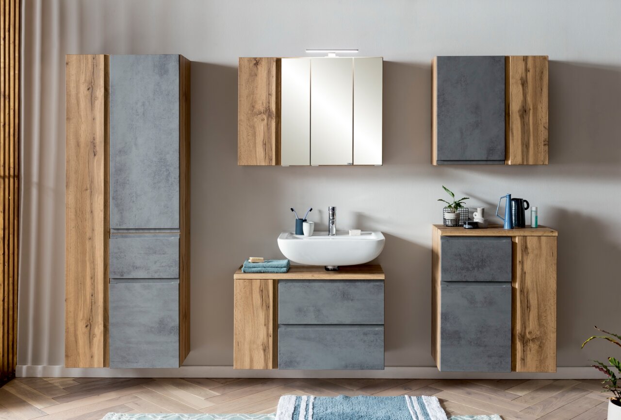 Moderner Spiegelschrank in Holz- und Grautönen, frontal fotografiert, Teil eines stilvollen Badezimmersetups.