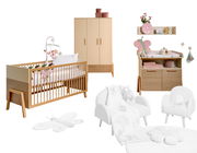 Komplettes Babyzimmer-Set in hellem Holz und Weiß, bestehend aus einem Gitterbett, einem Kleiderschrank, einer Wickelkommode und einem gemütlichen Sessel. Frontalansicht.