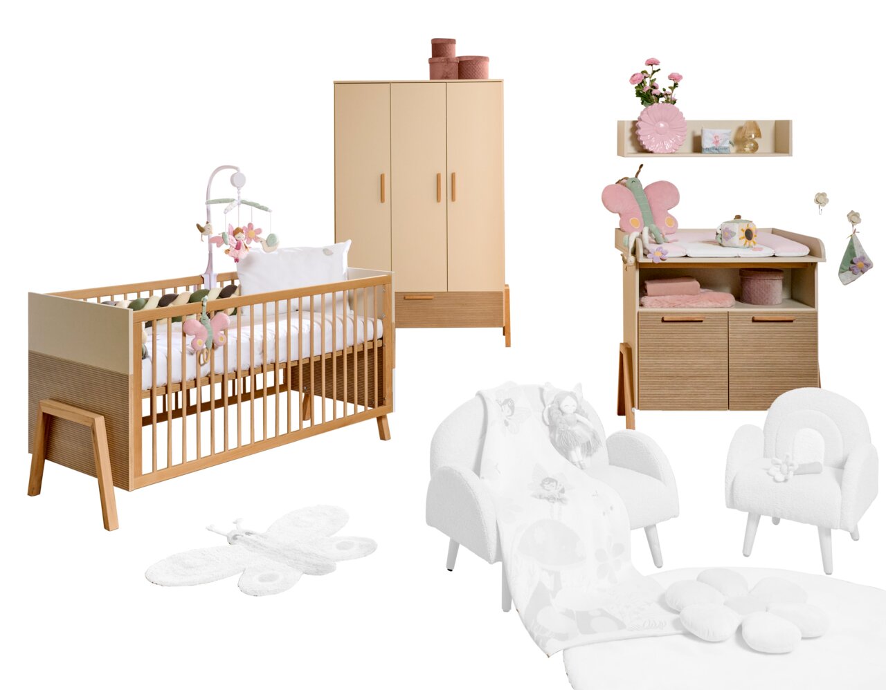 Complete babykamerset in licht hout en wit, bestaande uit een ledikantje, een kledingkast, een commode en een comfortabele fauteuil. Vooraanzicht.