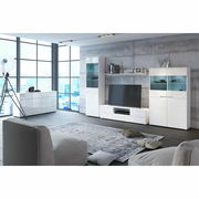 Modernes Wohnzimmer mit weißem Sideboard und TV-Schrank, Perspektive von der Seite