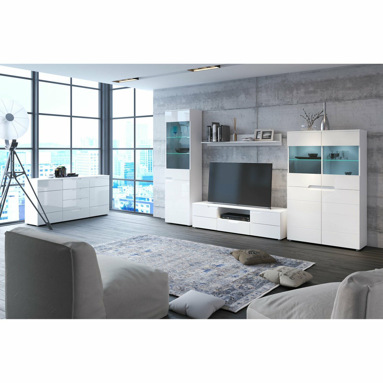 Modernes Wohnzimmer mit weißem Sideboard und TV-Schrank, Perspektive von der Seite