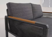 Nahaufnahme einer modernen, zweisitzigen Sitzbank mit grauen Polstern und Armlehnen aus Holz und Metall. Die Perspektive zeigt die rechte Seite der Bank.