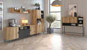 Moderner Barschrank aus Holz mit offenen Regalen und Schranktüren, seitliche Perspektive