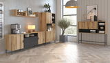 Moderner Barschrank aus Holz mit offenen Regalen und Schranktüren, seitliche Perspektive