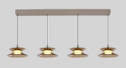 Vooraanzicht van een moderne viervoudige hanglamp met amberkleurige glazen kappen, warmwitte verlichting en een langwerpige plafondbalk