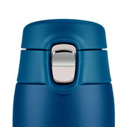 Nahaufnahme eines blauen Becherdeckels mit silbernem Verschlussmechanismus, von vorne betrachtet.