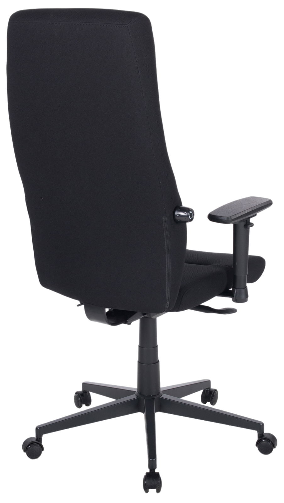 Schwarzer Drehstuhl mit hoher Rückenlehne, von hinten betrachtet, mit verstellbaren Armlehnen und Rollen.