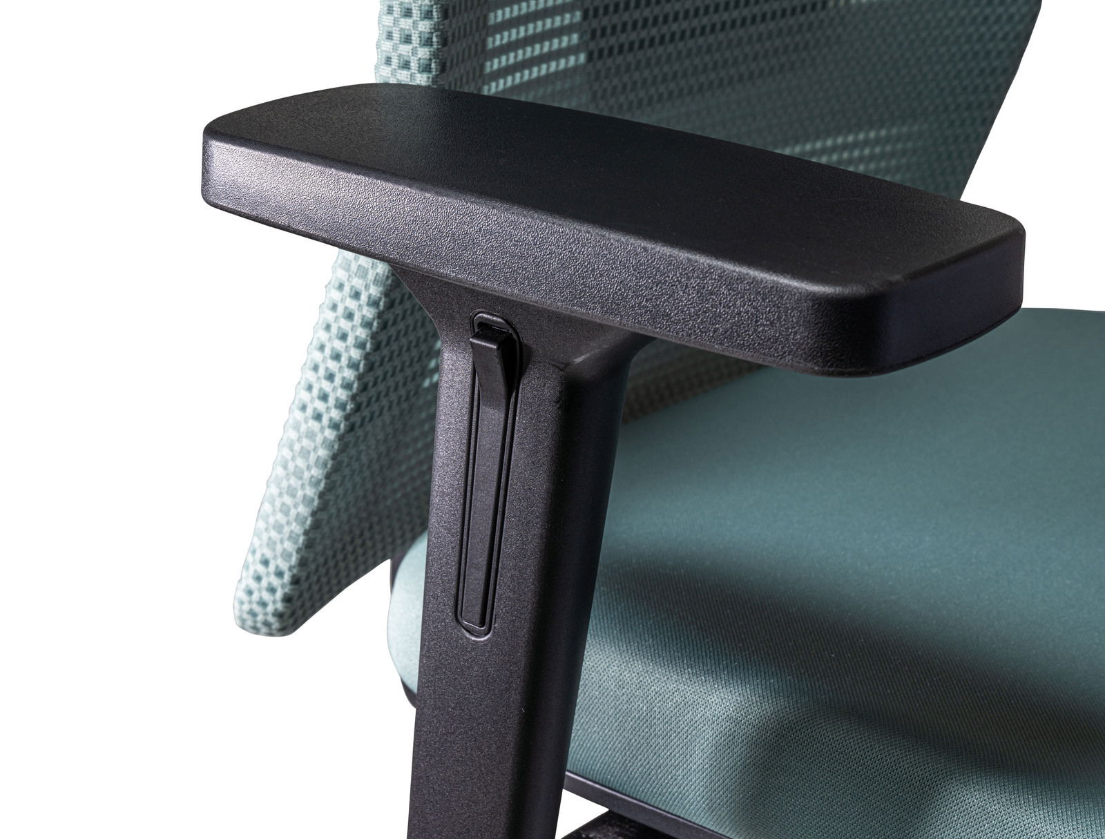 Nahaufnahme eines Bürostuhls mit schwarzer Armlehne und grünem Netzrücken, seitliche Perspektive