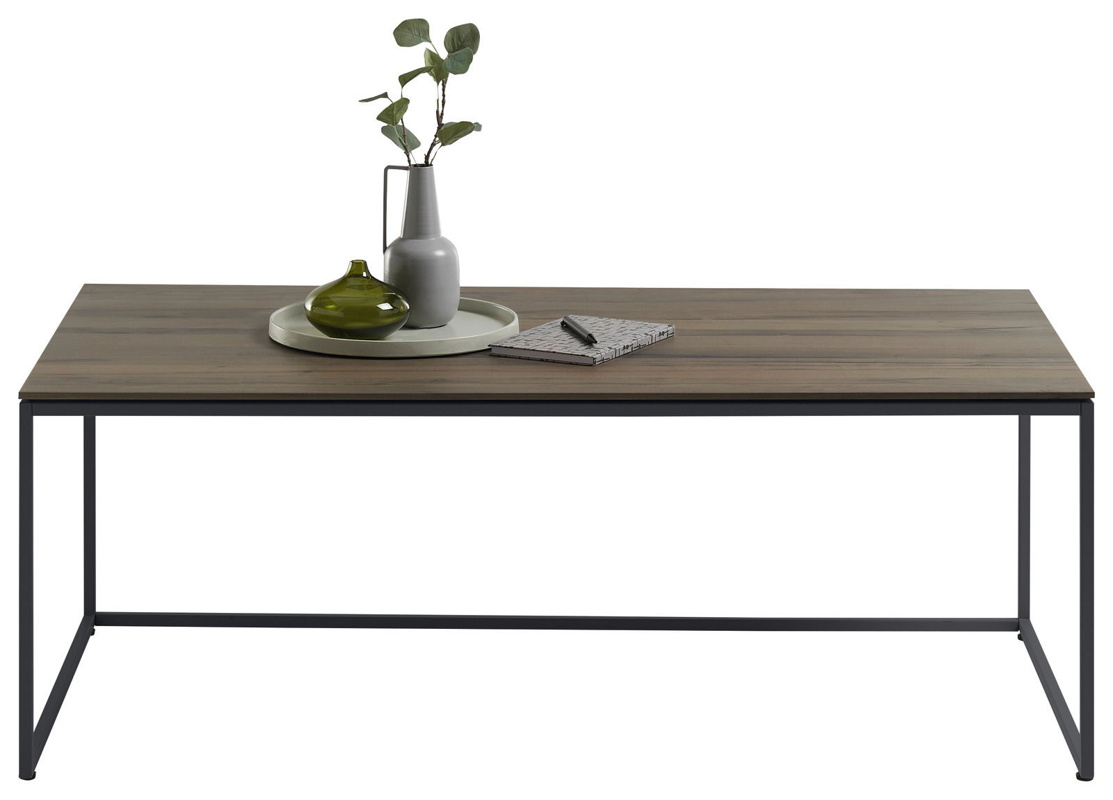 Moderner Couchtisch mit Holzplatte und schwarzem Metallgestell, frontal fotografiert. Dekoriert mit einer Vase, einem grünen Gefäß und einem Notizbuch.