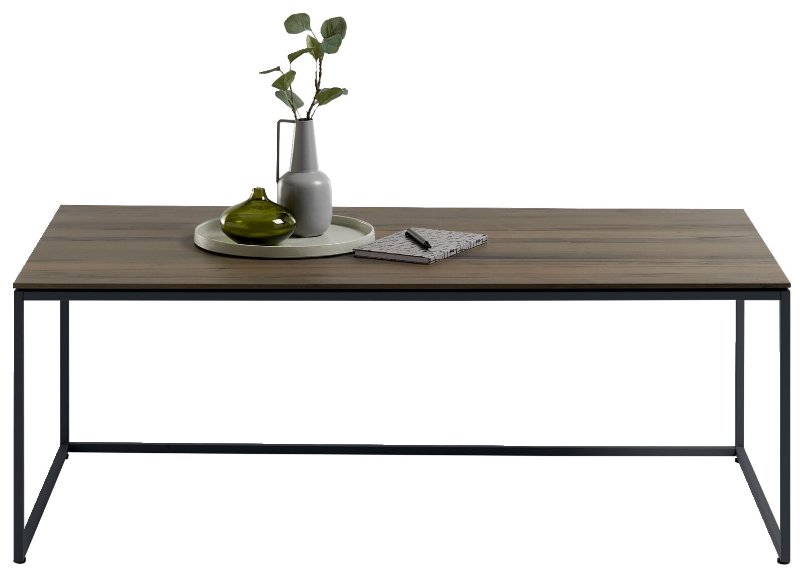 Moderner Couchtisch mit Holzplatte und schwarzem Metallgestell, frontal fotografiert. Dekoriert mit einer Vase, einem grünen Gefäß und einem Notizbuch.