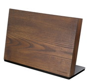 Magnetisch messenblok van hout, gezien vanaf de zijkant, met zicht op de natuurlijke houtnerf en de stevige voet.