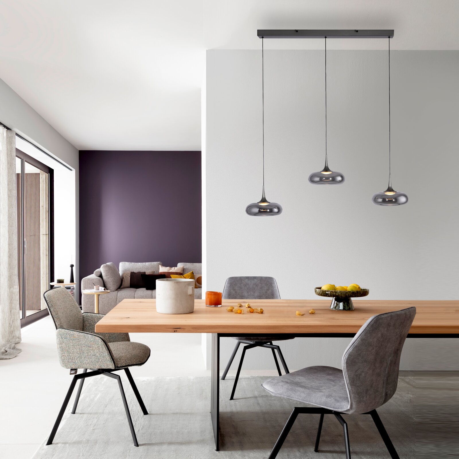 Schöner Wohnen LED-Hängleuchte POSH Moderne 3-flammige Pendelleuchte mit rauchgrauen Glas-Schirmen an schwarzer Deckenleiste über einem Holzesstisch im Wohn-/Essbereich, Frontansicht in leichter Untersicht
