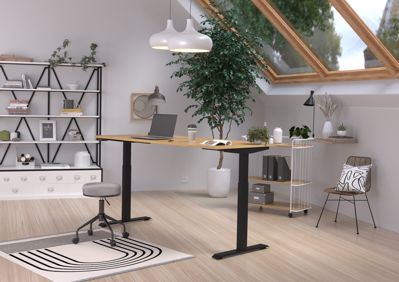 Moderner höhenverstellbarer E-Schreibtisch in einem stilvollen, hellen Arbeitszimmer mit Dachfenster, Pflanzen und Regalen, seitliche Perspektive.