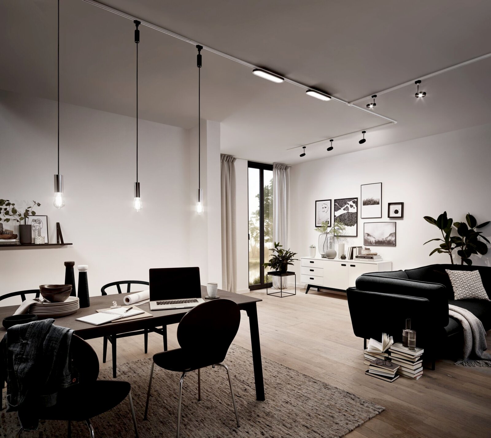 Moderne Wohnzimmerszene mit Schienensystem an der Decke, das mehrere Leuchten trägt. Perspektive von der Seite des Raumes mit Blick auf den Esstisch und das Wohnzimmer.
