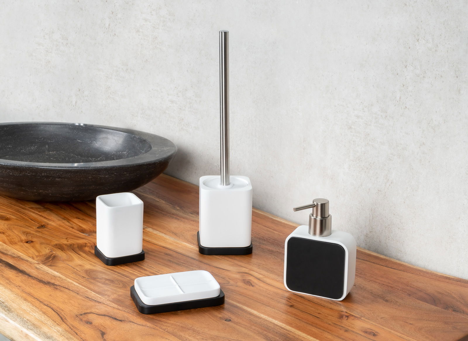 Zurbrüggen WC- Bürste AMARA WC-Bürste Amara in weiß-schwarz auf einer Holzoberfläche, seitliche Perspektive