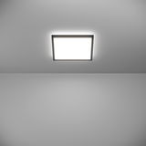 Quadratische LED-Deckenleuchte ROVITO, Ansicht von unten, leuchtend an einer grauen Decke montiert.