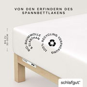 Spannbettlaken XL 101 aus Bio-Baumwolle und Elasthan, geeignet für Matratzen bis zu 30-35 cm Höhe, in Seitenansicht. Verpackung zu 100% recycelbar.