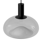 Moderne Hängeleuchte mit transparentem, kugelförmigem Schirm und schwarzem Zylindergehäuse, Ansicht von schräg oben.