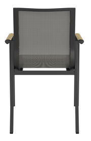 Rückansicht eines Stapelstuhls mit schwarzem Rahmen und Armlehnen aus Holz.